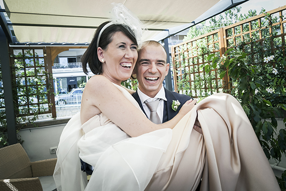 sposo-prende-in-braccio-la-sposa-fotografia-matrimonio-napoli