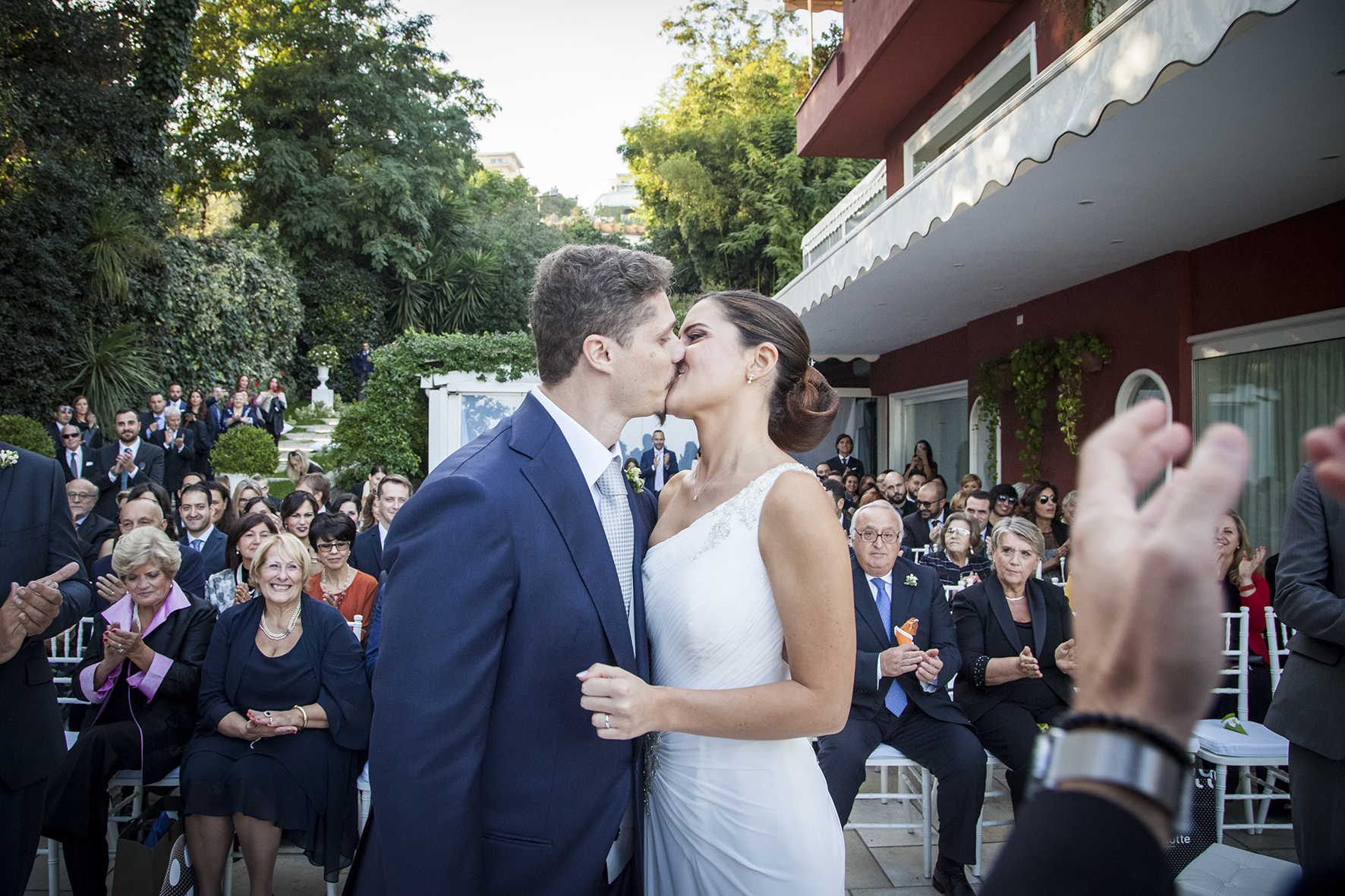 29-fotografia-matrimonio-napoli-cerimonia-bacio-degli-sposi