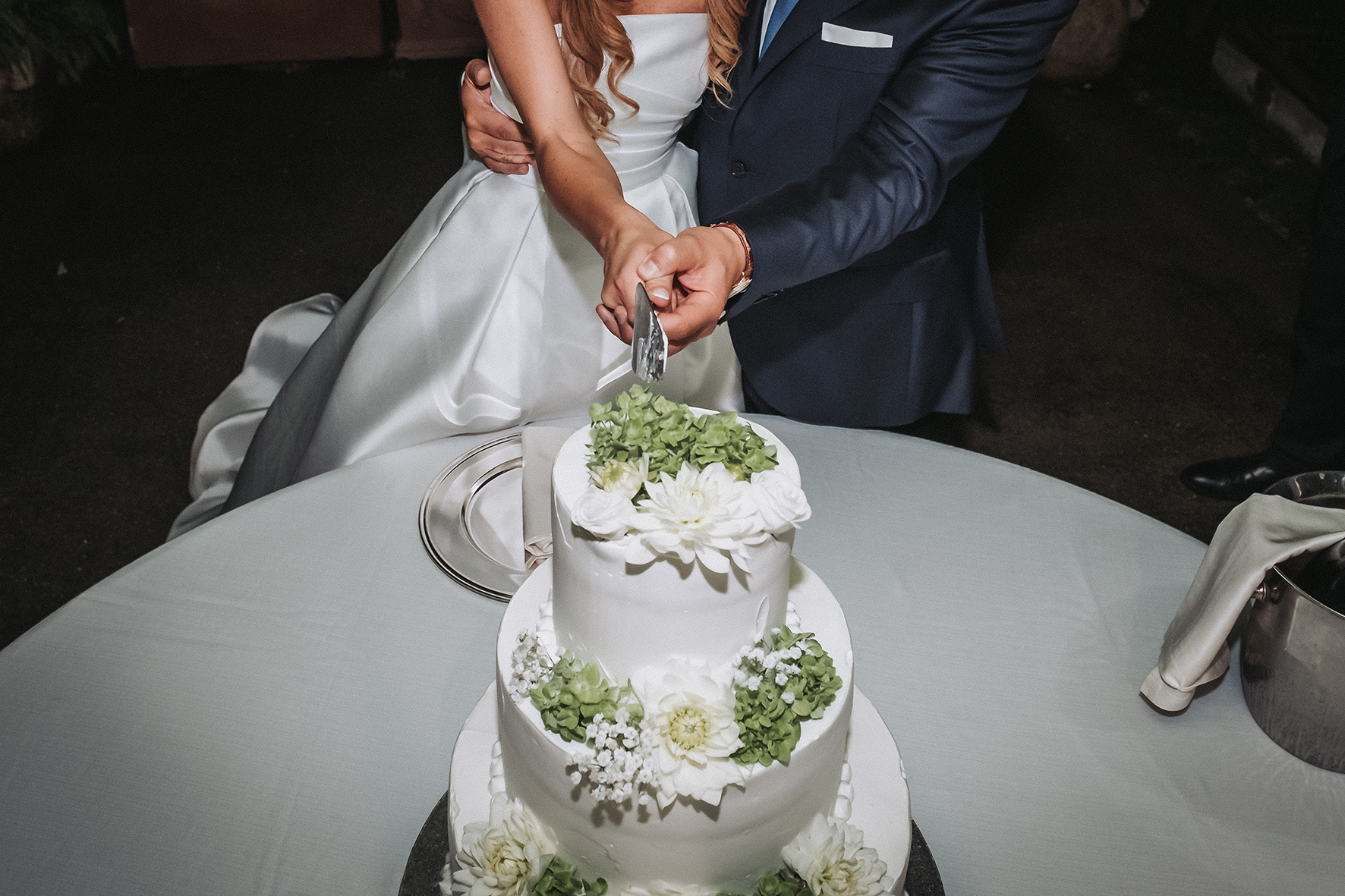 taglio della torta verde e bianca foto matrimonio napoli